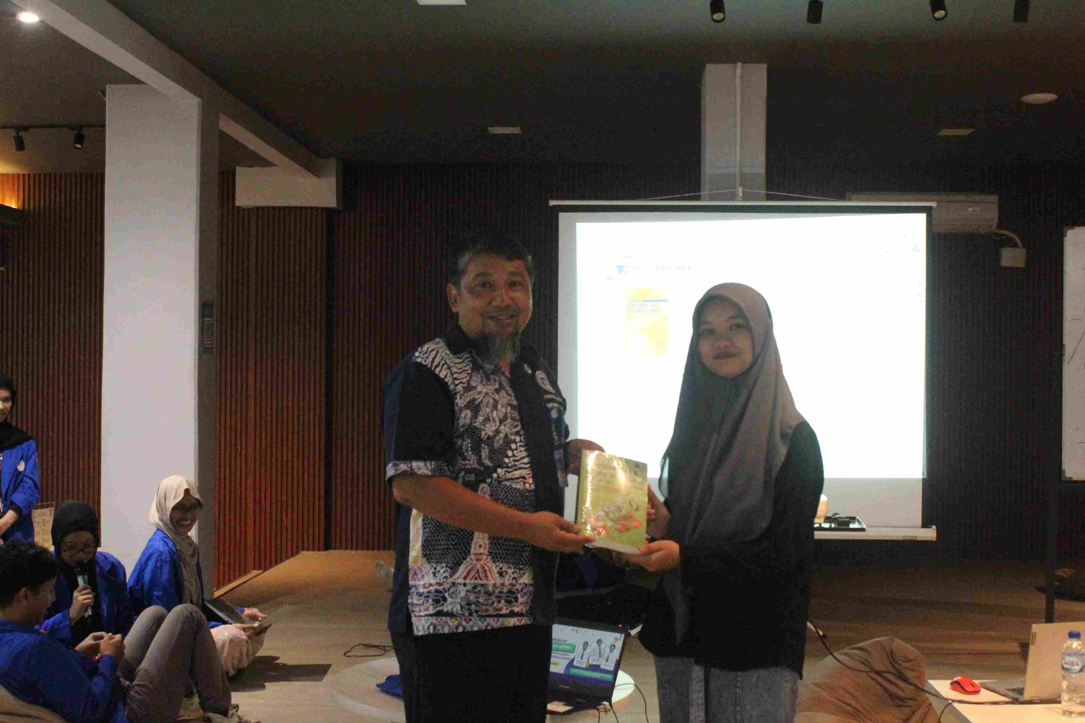 Pemberian Buku kepada Peserta